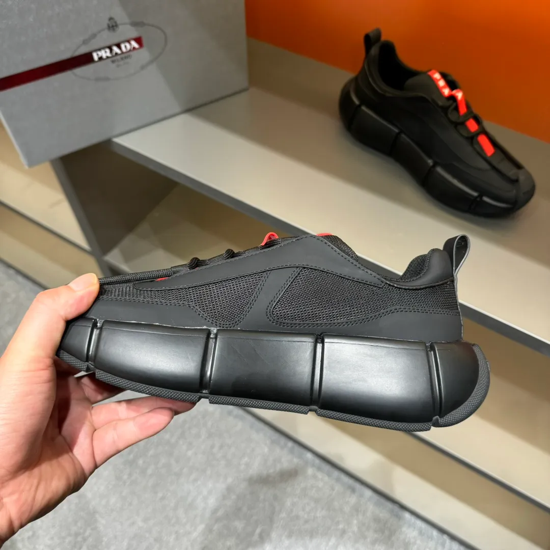P460 PRADA/Prada men's lace-up leather casual sports shoes, the upper is made of cowhide leather and breathable mesh. It is soft, comfortable and breathable. The tongue is decorated with the PRADA brand letter logo. The thick rubber sole echoes the red label tongue. The style is fashionable and elegant. The details are carefully crafted. A casual sports shoe with a super western style and excellent breathability! Code number 38-45 (45 customized)